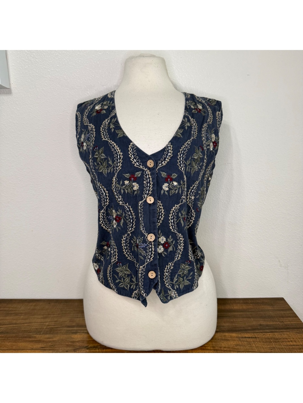 TanTrums Embroidered Floral Cotton Vest Size Medium